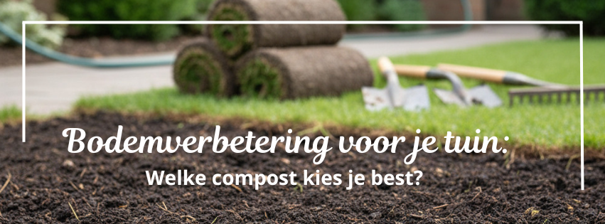 Opgerolde graszoden en tuingereedschap op een gazon, met een strook verse donkere aarde op de voorgrond