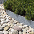 Gegalvaniseerde stalen borderrand tussen grind en beplanting
