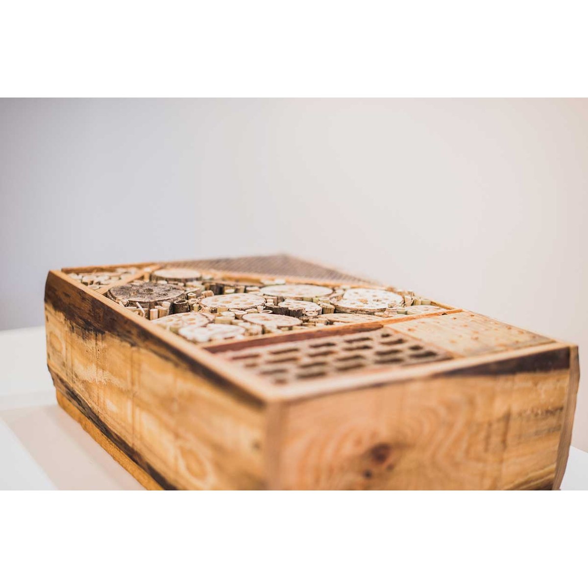 Insectenhotel hangend, sfeerbeeld