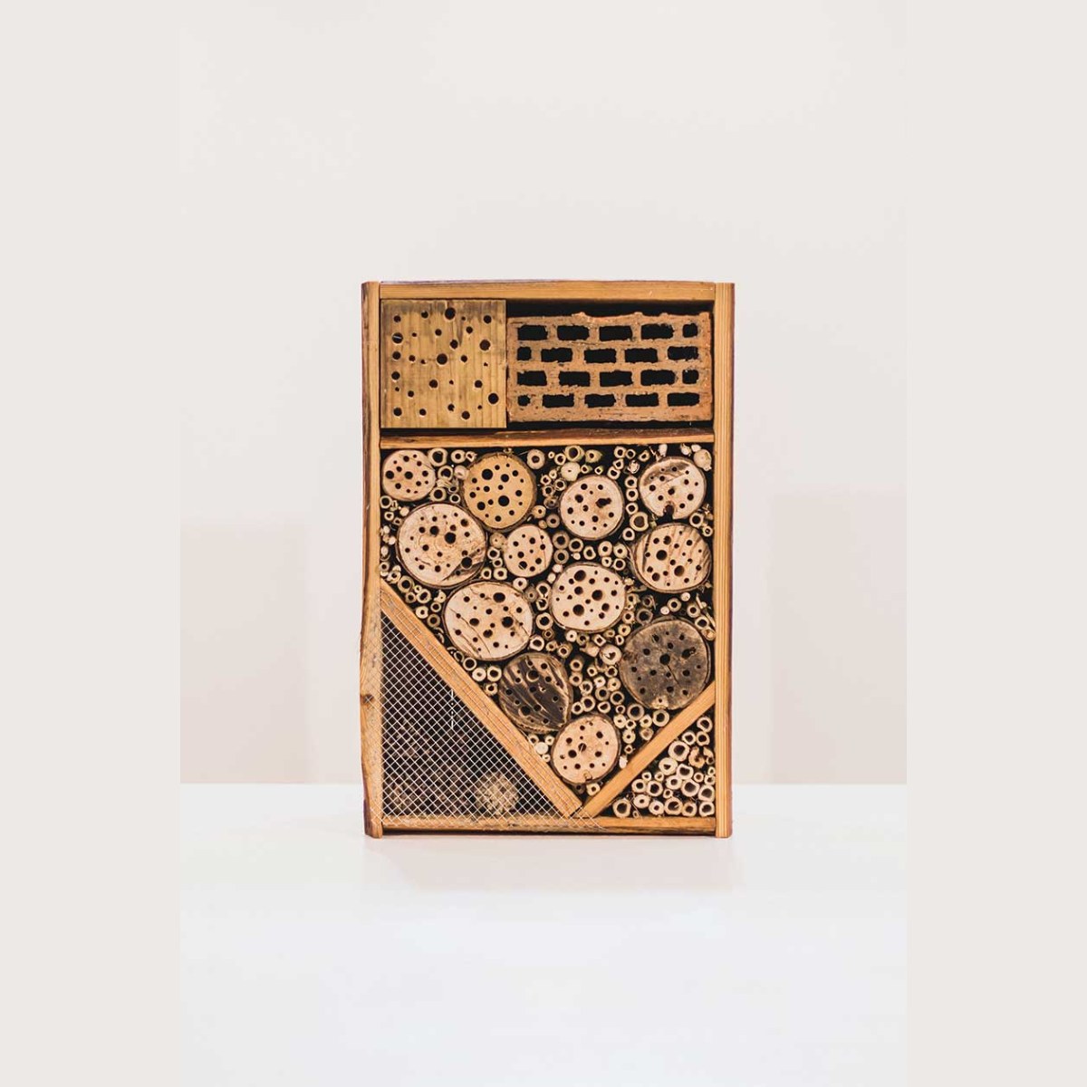 Insectenhotel hangend, sfeerbeeld