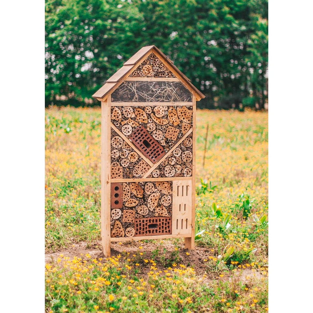 Insectenhotel staand, groot model, sfeerbeeld