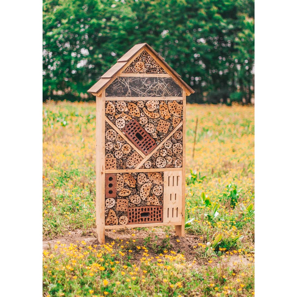 Insectenhotel staand, groot model, sfeerbeeld