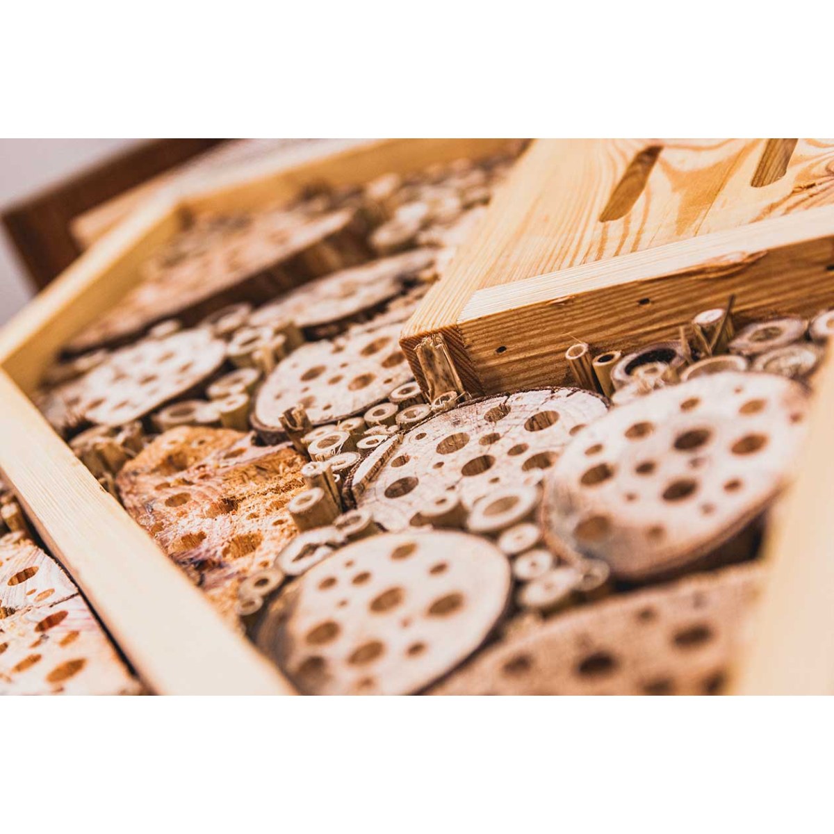 Insectenhotel staand, klein model, sfeerbeeld