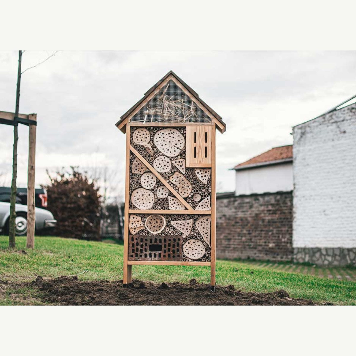 Insectenhotel staand, middelgroot model, sfeerbeeld