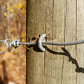 Crampillon fixant un fil sur un piquet en bois