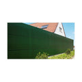 Groen zichtdoek 100% ondoorzichtig gemonteerd op een omheining, met een woning erachter
