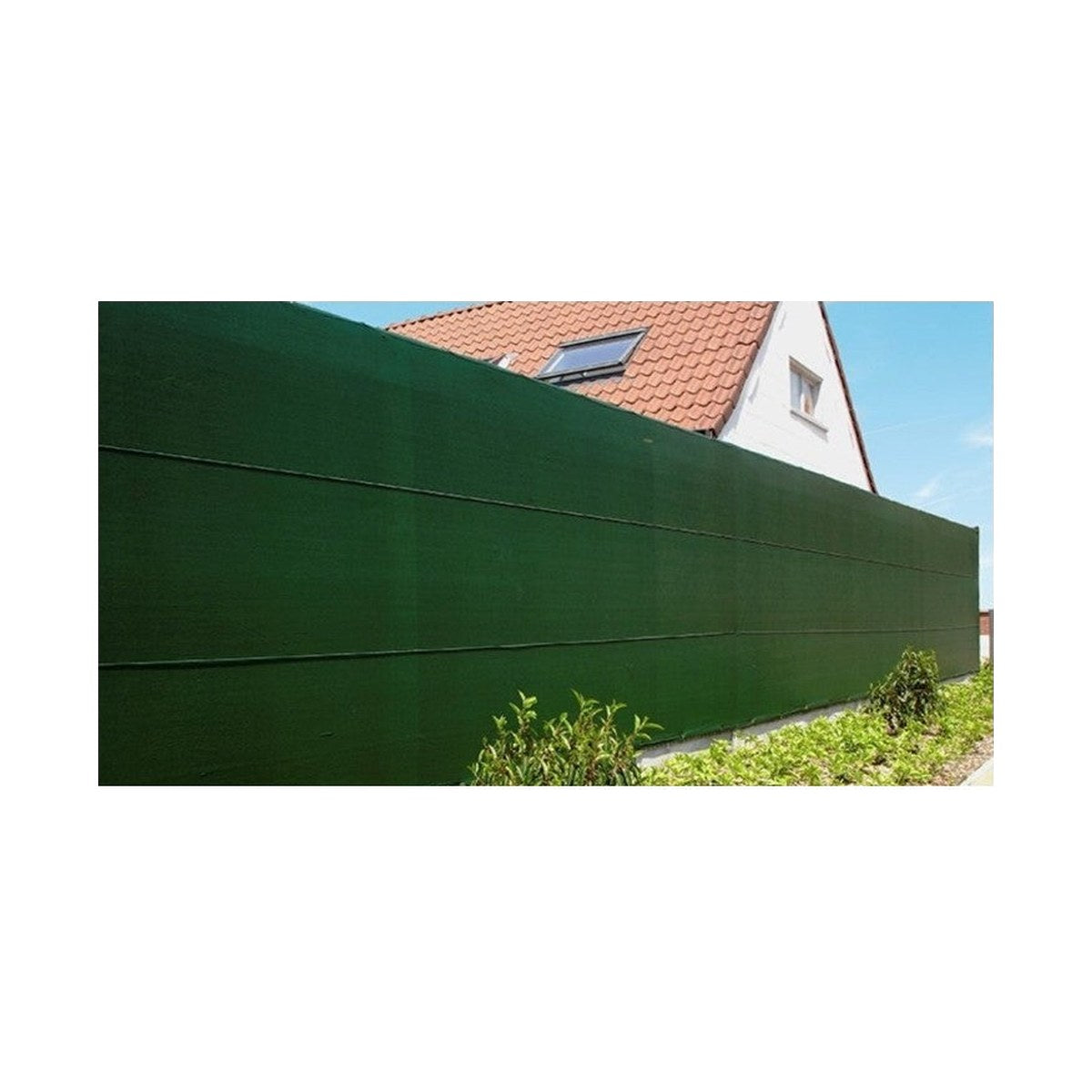 Groen zichtdoek 100% ondoorzichtig gemonteerd op een omheining, met een woning erachter